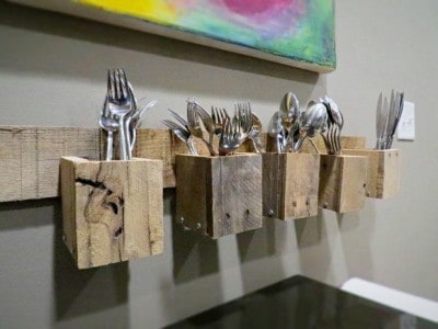 You’ll Find Many Uses for This Pallet Silverware Holder