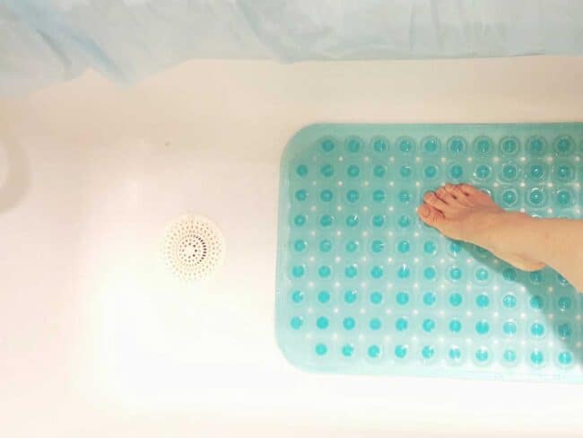 Bath Mat Won’t Stick to Tub? Try These Easy DIY Fixes - KnockOffDecor