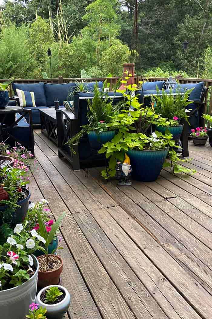 seating area nice backyard